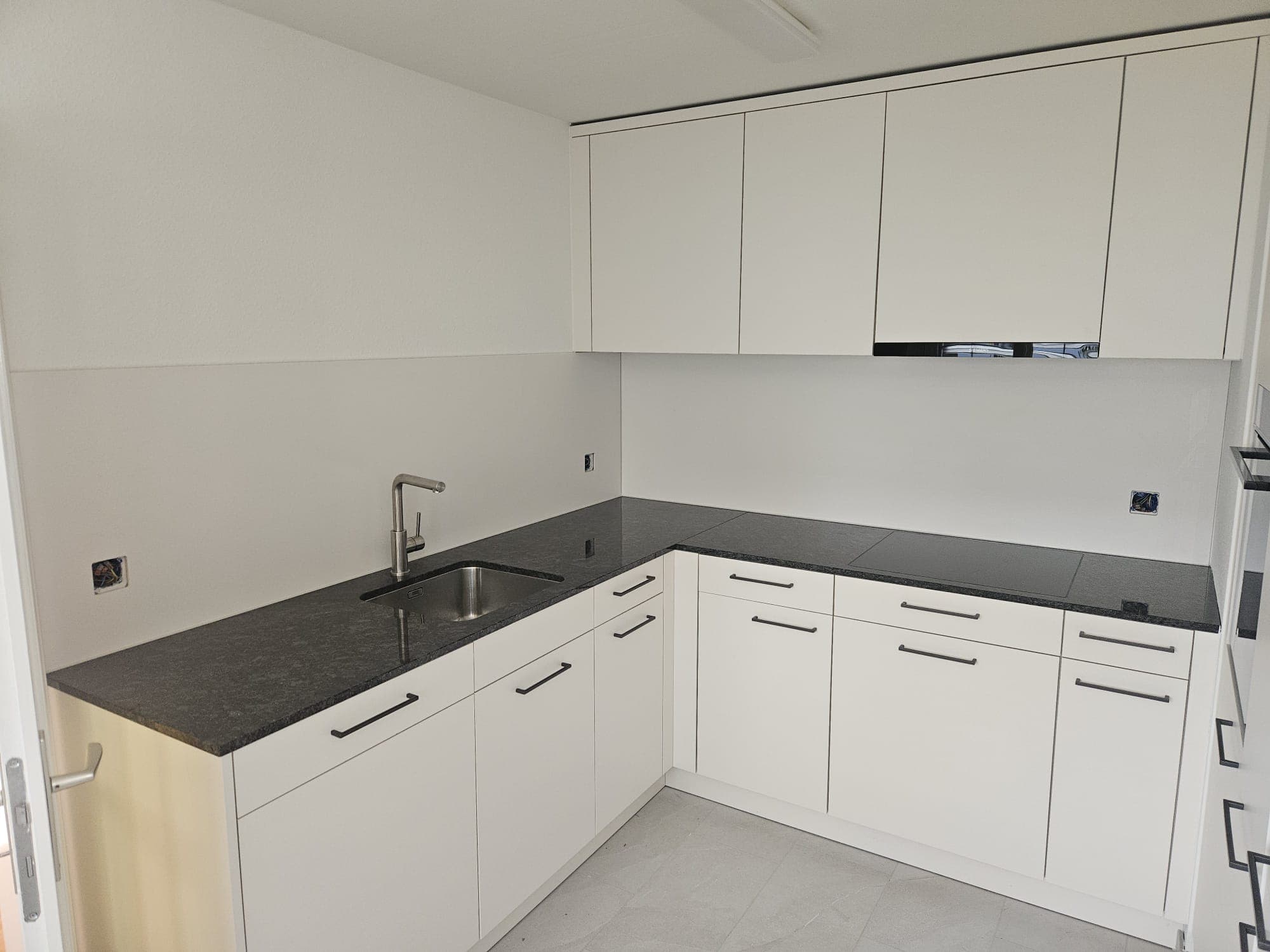 Mietwohnung Basel – 15 Wohneinheiten — Granit Steel Grey 20mm poliert, Neolith Arctic White 6mm Rückwand
