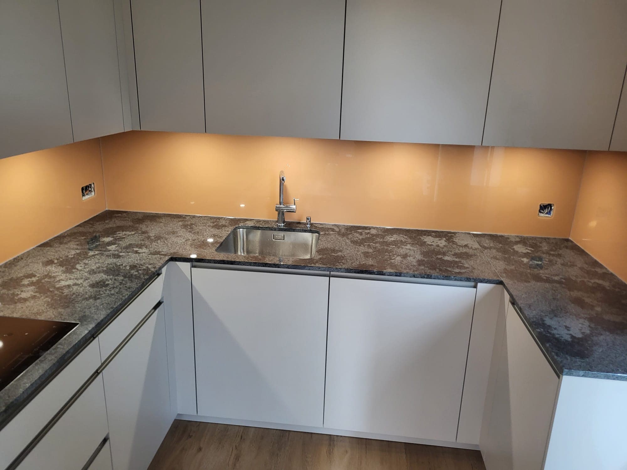 Mietwohnung Zürich – 5 Wohneinheiten — Granit Mystic Grey 20mm poliert, ESG-Glas Rückwand