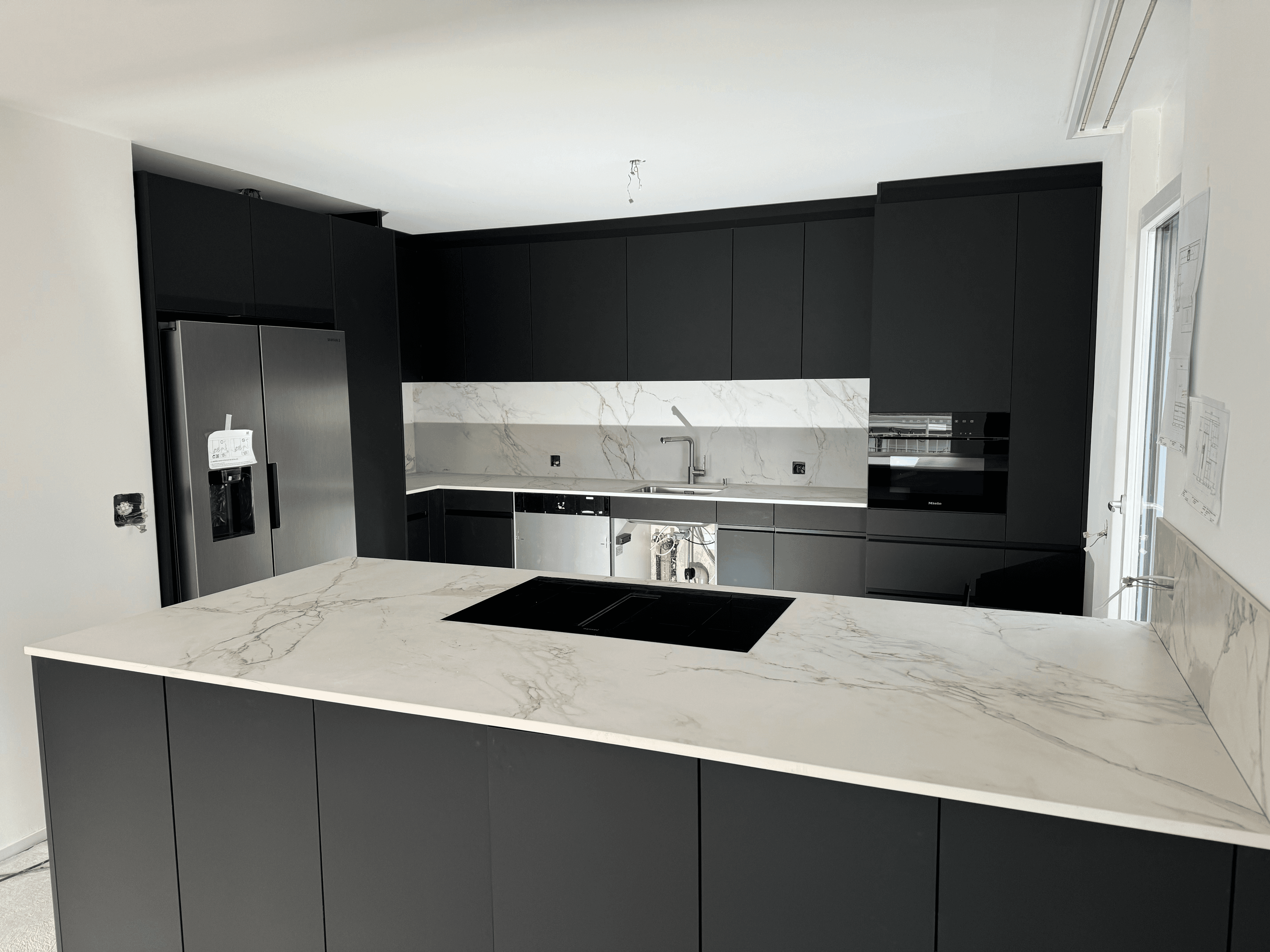 Eigentum Zürich — Dekton Entzo 20mm Abdeckung, 12mm Rückwand