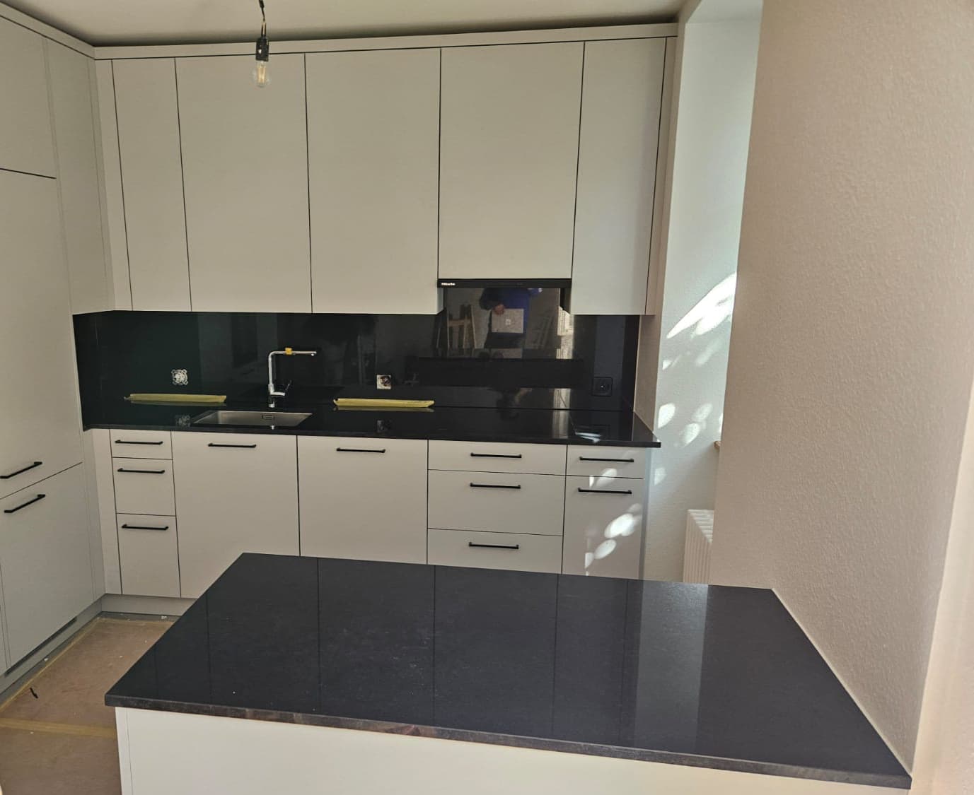 Mietwohnung Basel – 20 Wohneinheiten — Granit Nero Assoluto 20mm poliert, Abdeckung und Rückwand