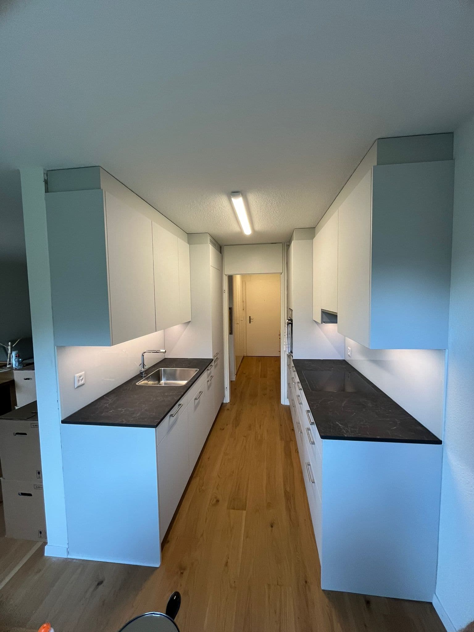 Mietwohnung Zürich — Laminam Nero Greco 20mm matt, ESG-Glas Rückwand