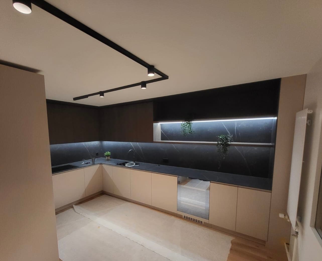 Mietwohnung Zug — Dekton Kelya 12mm Abdeckung, 8mm Rückwand